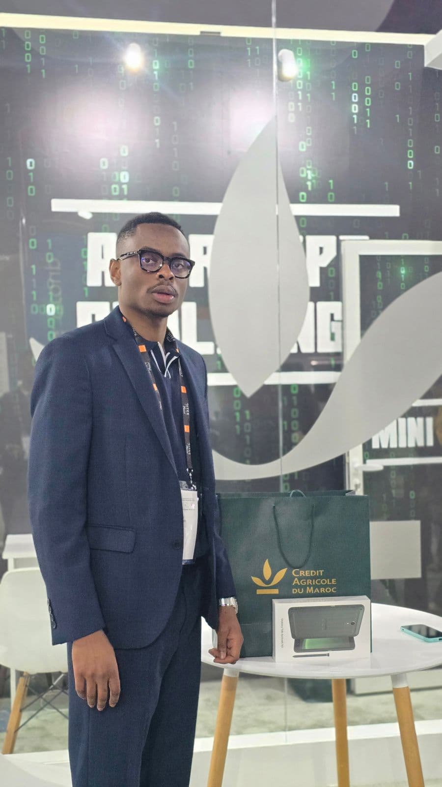 Karamo Sylla au stand du AI Prompt Challenge Bank-e, à côté de son prix